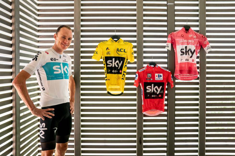 Froome posa ante los maillots de ganador de Tour, Giro y Vuelta.