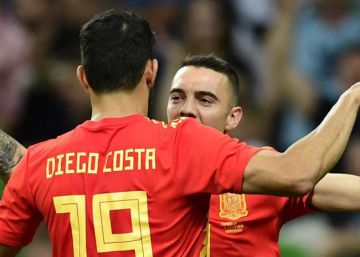 Aspas celebra con Costa su gol a Túnez.