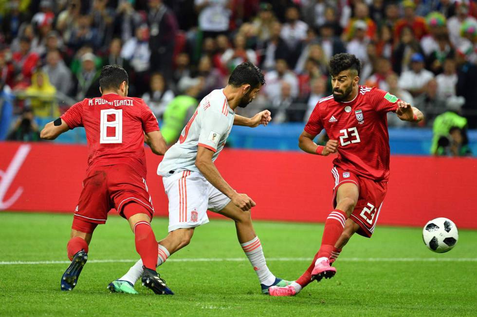 El iranà Rezaian despeja el balón, que golpea en Diego Costa y se dirige a porterÃa.