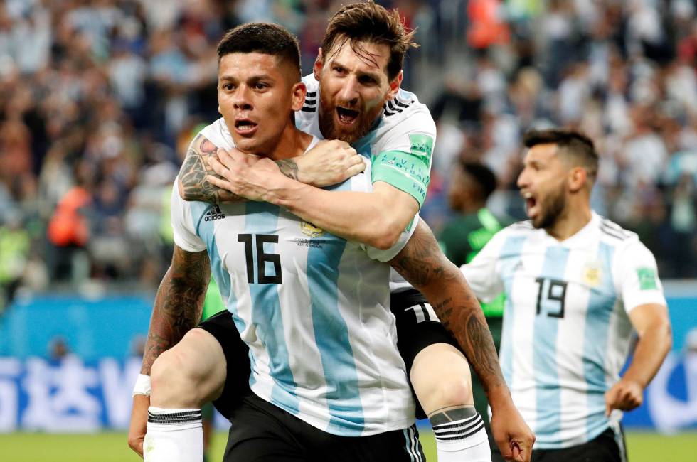 Messi celebra con Rojo el gol que dio el triunfo a Argentina.