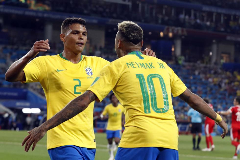 Thiago Silva se abraza con Neymar tras anotar el segundo gol de Brasil.