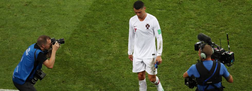 Cristiano abandona el terreno de juego tras caer eliminado con Portugal.