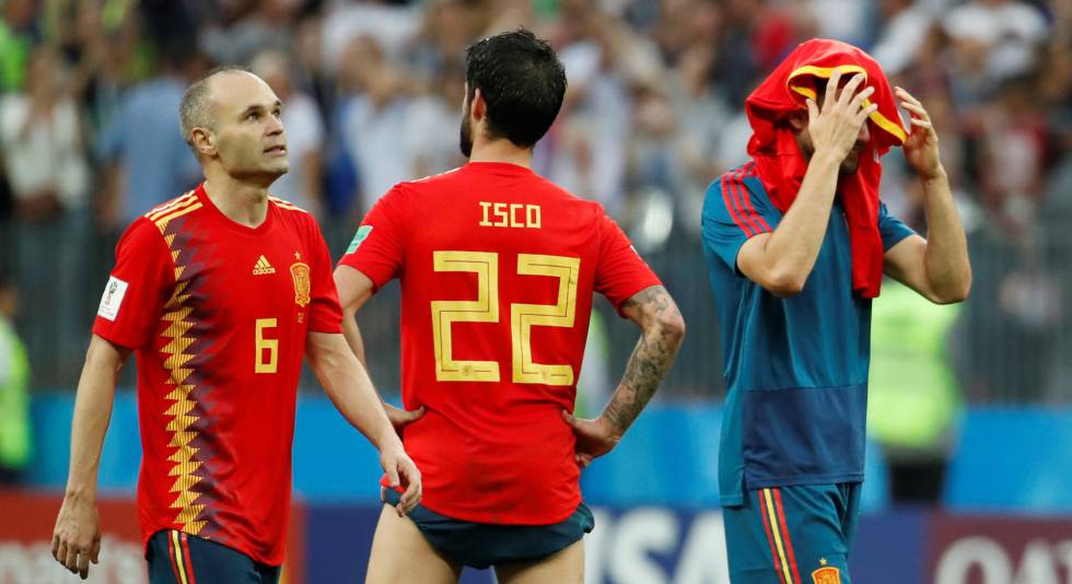 Iniesta, Isco y Nacho tras la eliminaciÃ³n ante Rusia.