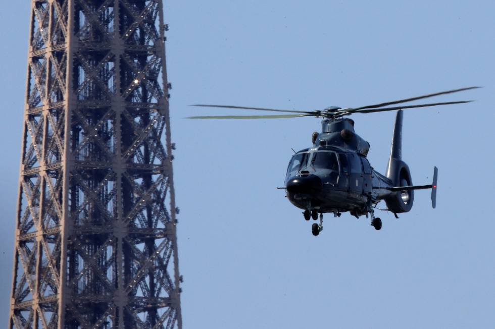 Un helicóptero vuela cerca de la Torre Eiffel, un dÃa antes de la final.