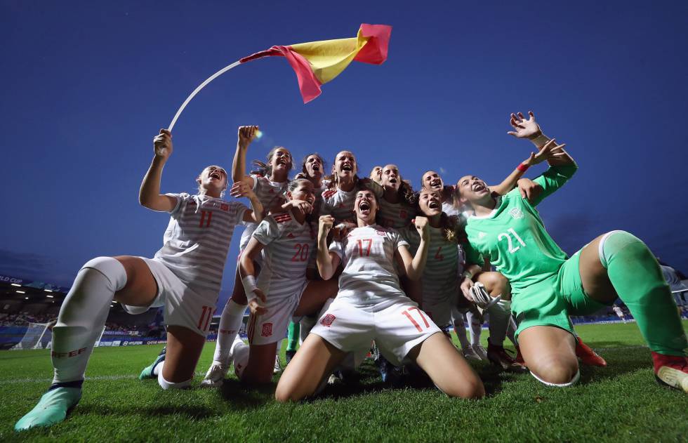 Las jugadoras de la selección española sub-20 celebran el pase a la final tras ganar a Francia en Vannes.