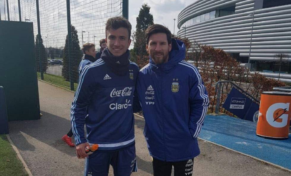 Juan Cruz Agüero y Lionel Messi en marzo pasado, en un alto de los entrenamientos de la selección argentina en Manchester. 