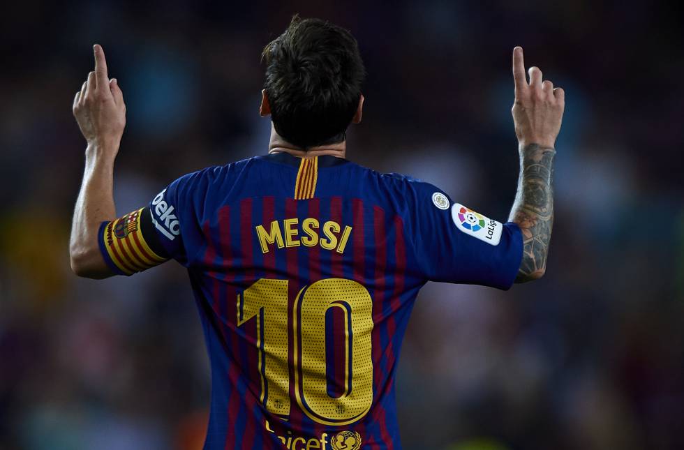 Messi celebra un gol luciendo el parche de campeón de LaLiga temporada 1718.
