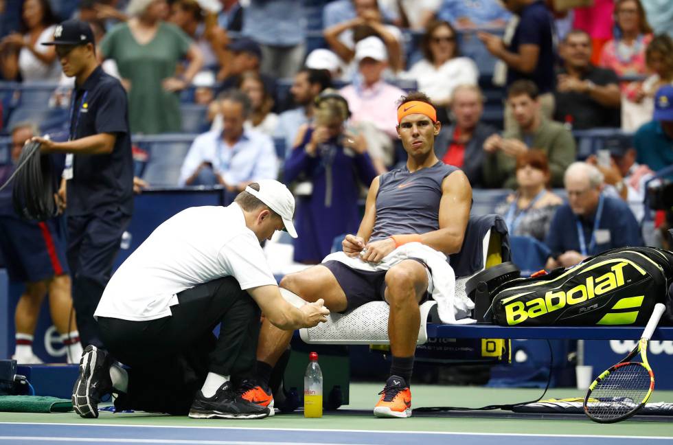 Nadal es atendido de la rodilla durante la semifinal contra Del Potro en Nueva York.