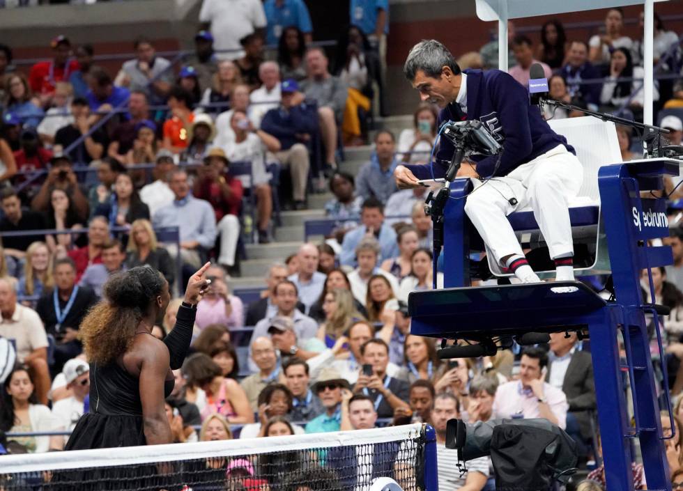 Serena Williams recrimina al árbitro Ramos en la final de Nueva York.