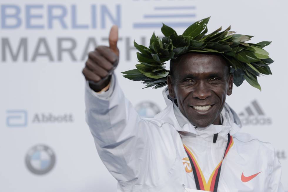 Kipchoge, en el podio.