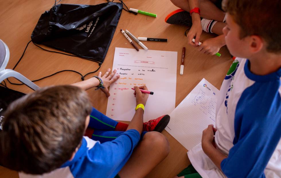 Niños de uno de los centros visitados por Futura Afición escriben un decálogo contra la violencia en el fútbol.