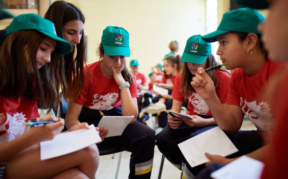 Un grupo de niñas debate durante uno de los talleres de Futura Afición en Pamplona.