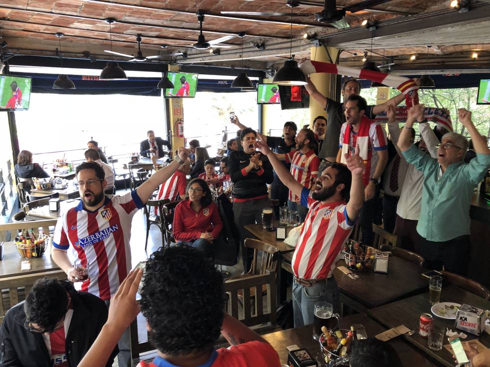 La peña Atlético de Madrid México viendo un partido del equipo en la capital azteca.