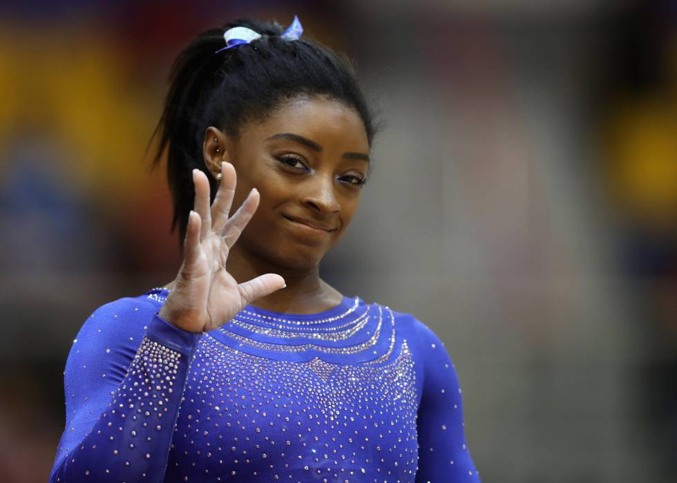 Simone Biles durante el primer dÃ­a de competiciÃ³n en los Mundiales de Doha.