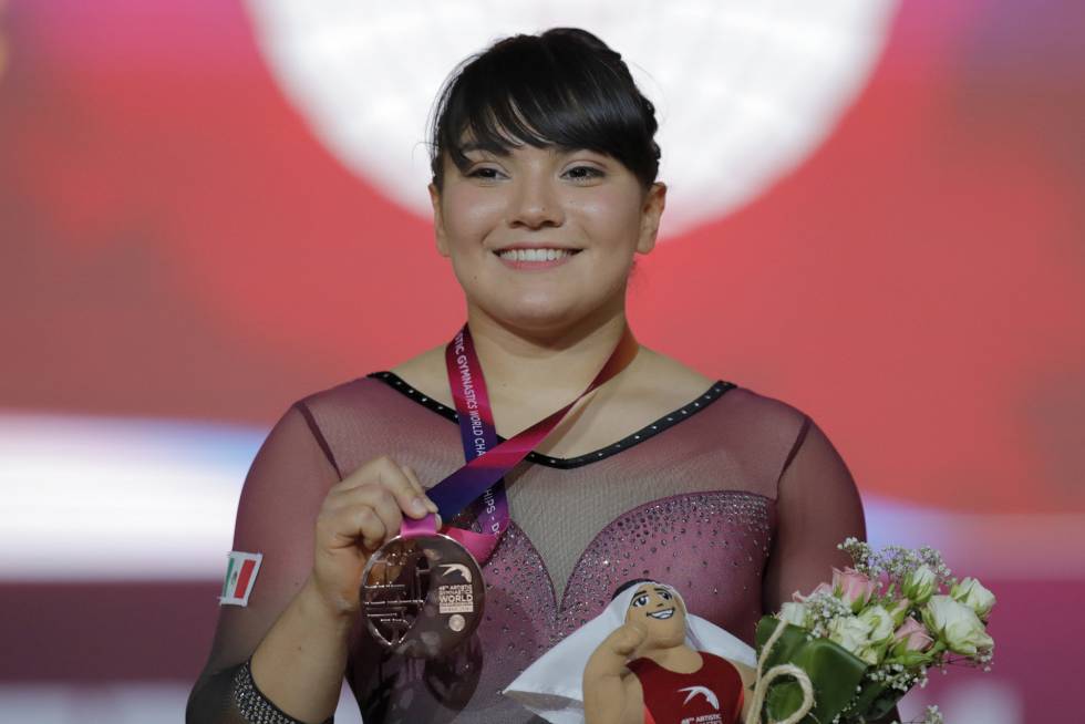 Alexa Moreno muestra la medalla. 