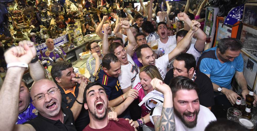 Aficionados del Real Madrid celebran un gol de su equipo.