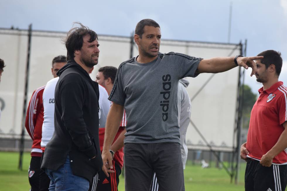 Fernando Guarini (derecha), director de fútbol amateur y divisiones inferiores de River, con Fernando Cavenaghi, canterano y uno de los máximos ídolos de River Plate.