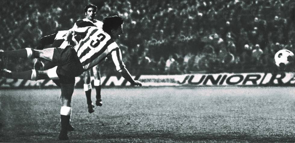 Isacio Calleja marca en plancha al Sabadell en 1969.