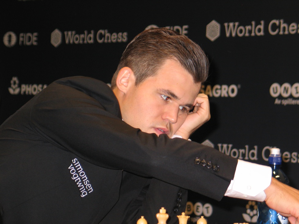 Magnus Carlsen hace uno de sus primeros movimientos en la cuarta partida del Mundial