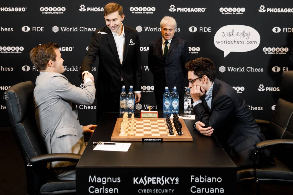 Carlsen saluda a Serguéí Kariakin, su adversario en el Mundial de 2016, segundos antes de comenzar la penúltima partida