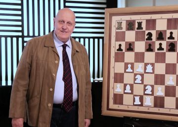 Un artista con las piezas negras