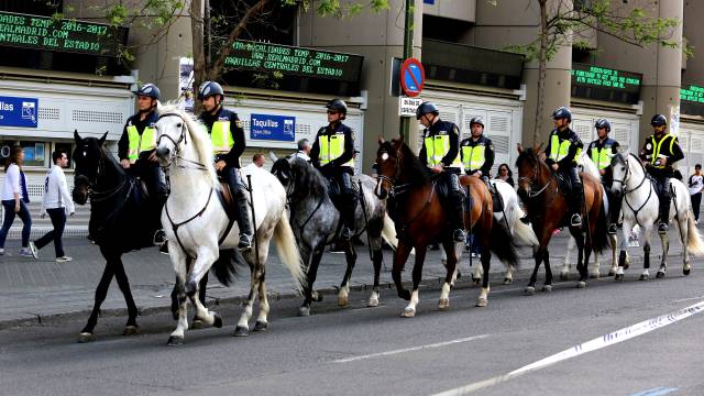 Policías a caballo en la pasada Champions.