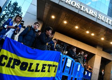 Los aficionados de Boca esperan la llegada del equipo a las afueras del hotel donde se aloja.