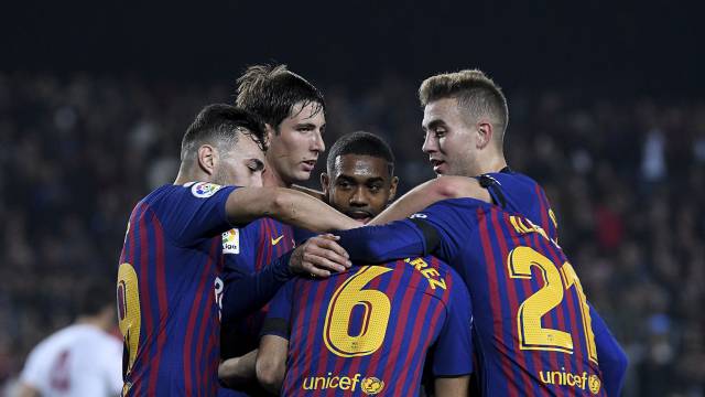 Los jugadores del Barça festejan el primer gol de Denis.