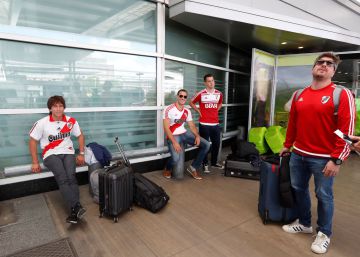 Hinchas de River, este miércoles esperando en el aeropuerto de Buenos Aires.