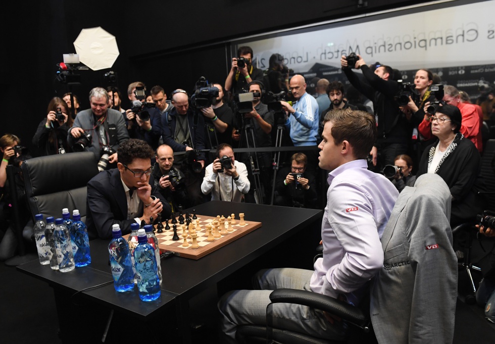 Visita relámpago de Carlsen: reunión con la FIDE, cena en una