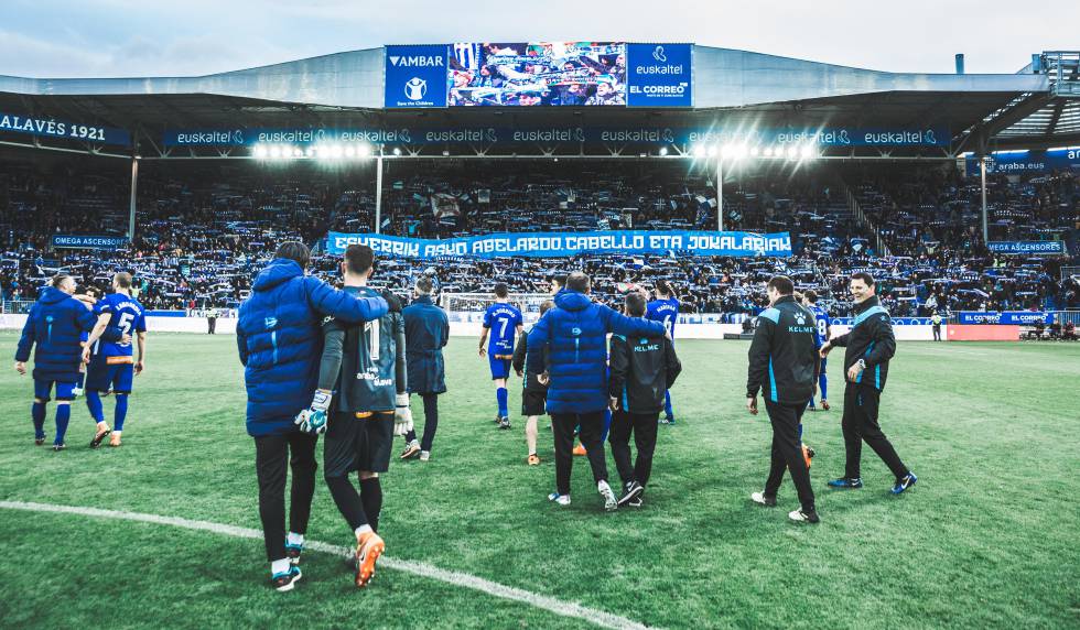 Plantilla y afición celebran la salvación de la temporada pasada.