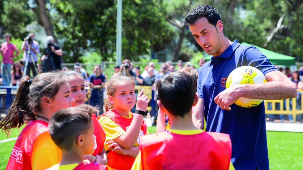 Boys and girls with FC Barcelona player Sergio Busquets.