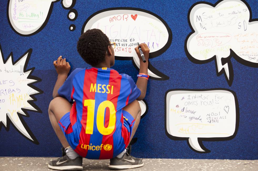 A young Barça fan in an activity organized by the Fundació.