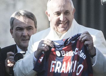 El papa Francisco, con la camiseta de San Lorenzo