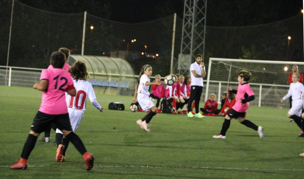 Chicas del Sevilla FC compitiendo contra un equipo masculino de su categorÃa.