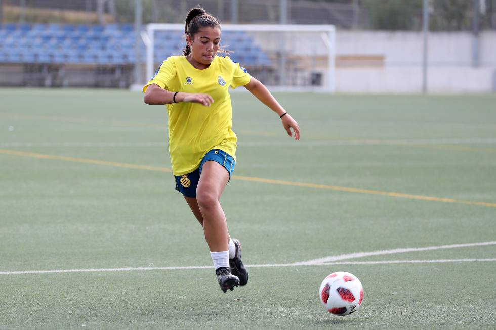MarÃa Llompart antes de un golpeo al balón durante un entrenamiento.