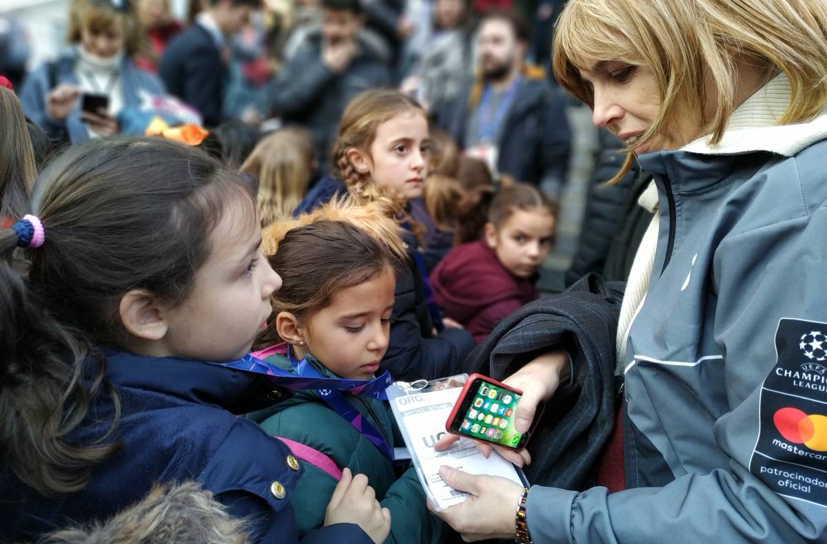 25 niñas que fueron felices en el Bernabéu y no eran holandesas