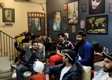Cuatro hogares de India convertidos de madrugada en bares futboleros por El Clásico