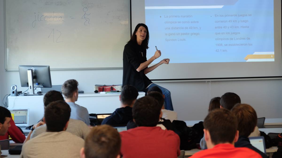 Ruth Beitia en su clase de atletismo en la Universidad del Atlántico.