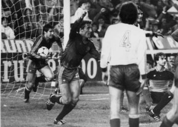 Rincón y Santillana (con el balón) celebran uno de los goles del 12-1 a Malta.