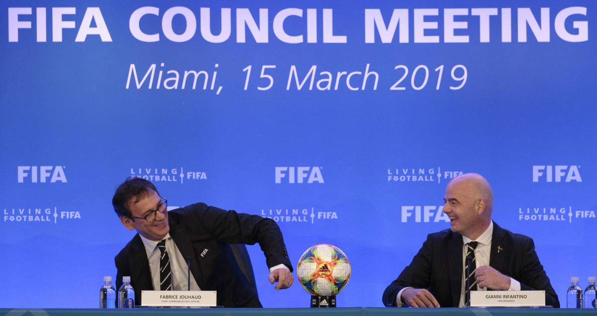 Infantino, presidente de la FIFA, junto a Jouhaud, de comunicación.