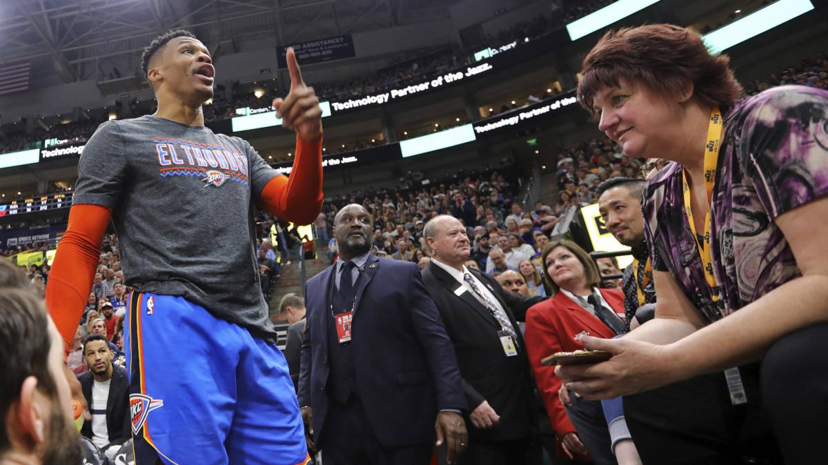 Westbrook responde a los insultos de un aficionado desde la grada.