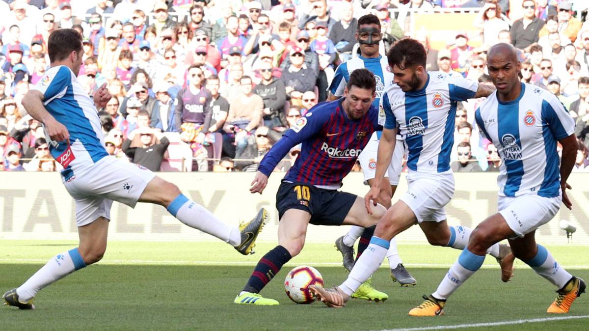Messi, rodeado por defensas del Espanyol.