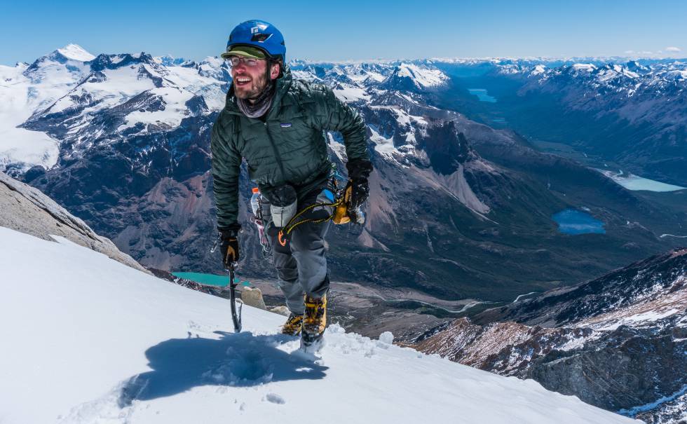 Jim Reynolds acercándose a la cima de la aguja Guillaumet, en el macizo del Fitz Roy (Patagonia), durante un reconocimiento del terreno en enero de 2019.