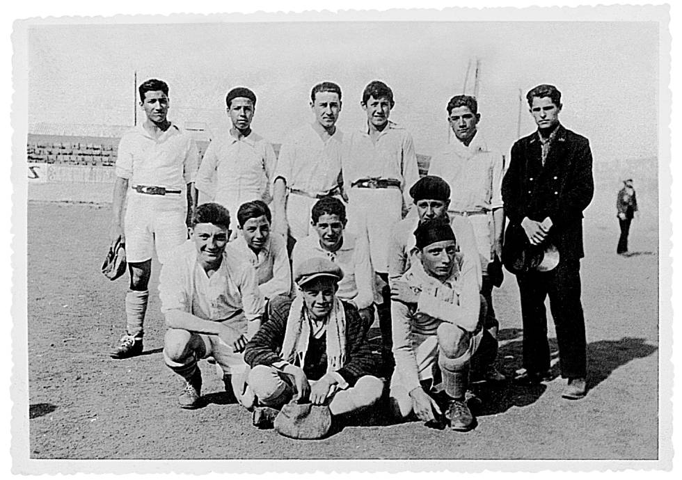 Albert Camus con su equipo de fútbol en Argel hacia 1930. Él jugaba de portero. En la imagen, en primer plano, con gorra y camisa negra.