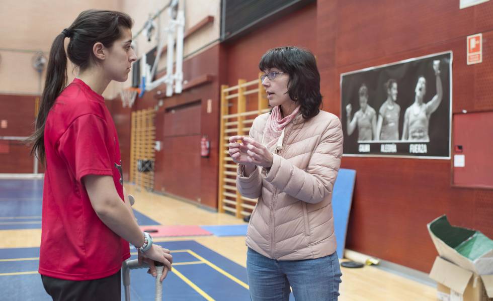Carolina Marín charla con María Martínez, su psicóloga deportiva, en el pabellón de bádminton del CAR.