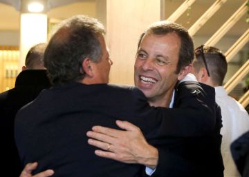 El expresidente del FC Barcelona Sandro Rosell (c) saluda a varios conocidos a su llegada este jueves al Open Conde de Godó, después de que ayer fuese absuelto.
