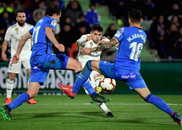 Brahim dispara ante el cruce de dos defensas del Getafe.