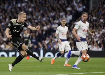 Van de Beek marca el gol del Ajax.