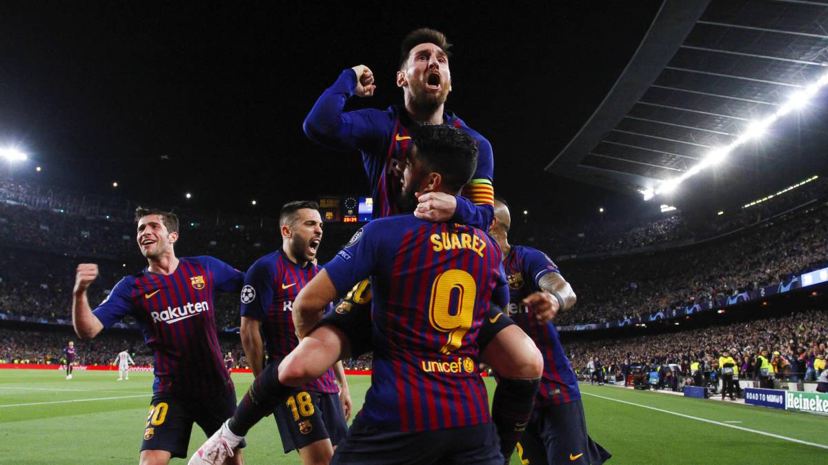 Messi celebra con sus compañeros.